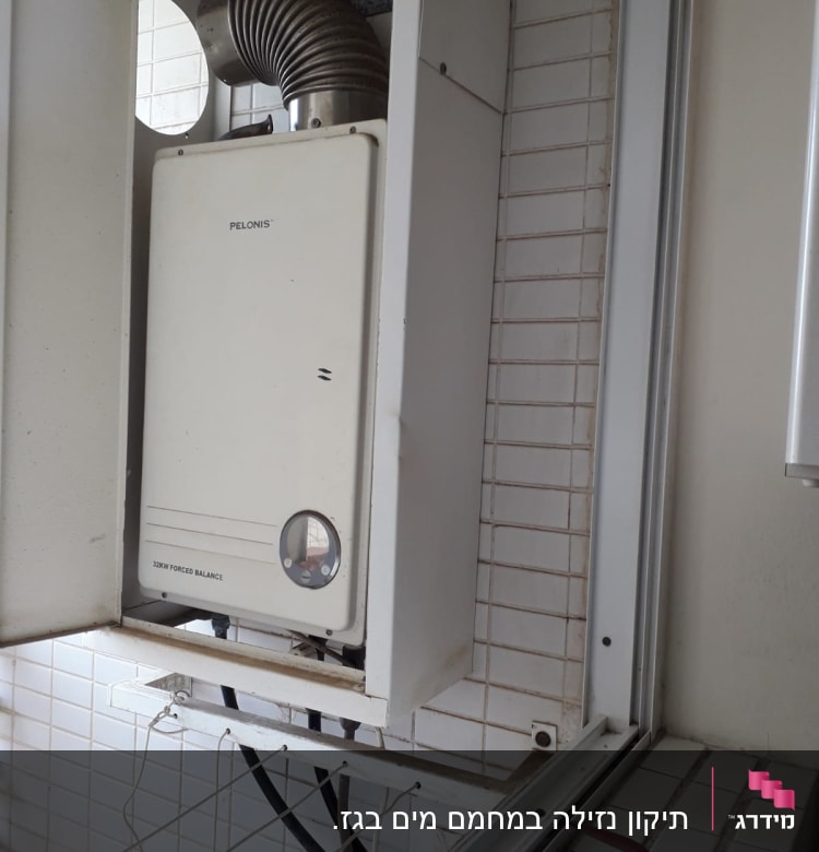 דוד חימום עם צינור מתכת וכלי עבודה